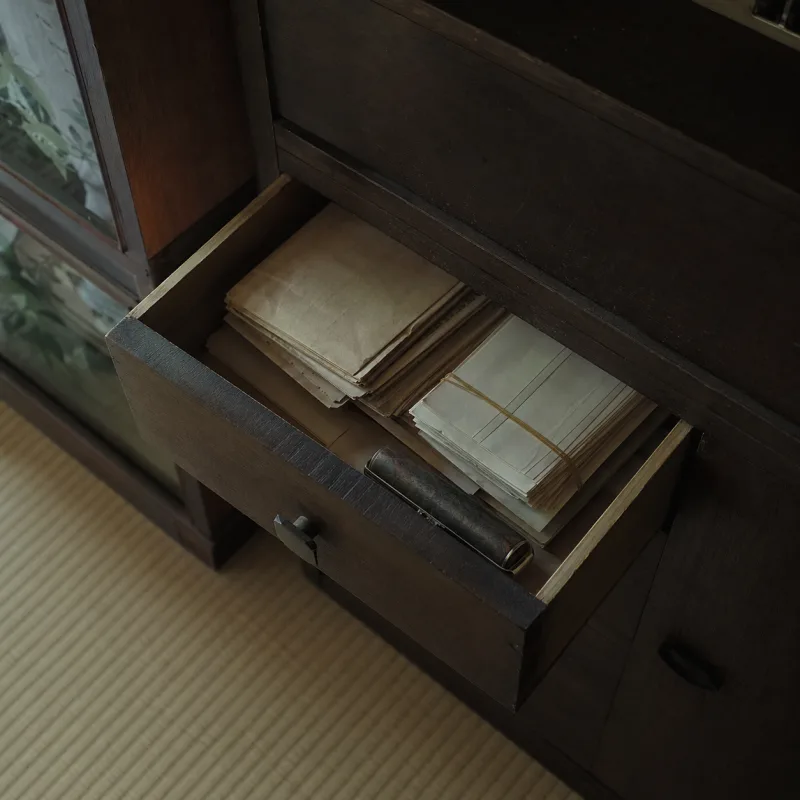 実家の茶箪笥の引き出しに眠る書類の束
